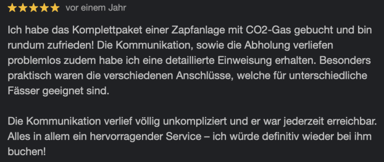 Text auf einem dunklen Hintergrund mit einer Kopfbedeckung, die ein persönliches Erlebnis beschreibt.